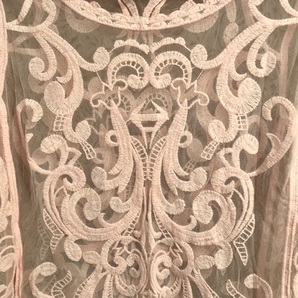Express blush pink lace mesh top size M - Picture 3 of 3